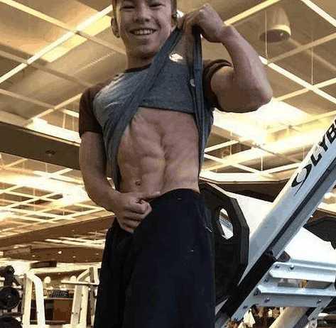15岁男孩沉迷健身练出一身肌肉,网友看出隐忧,纷纷为他担心!