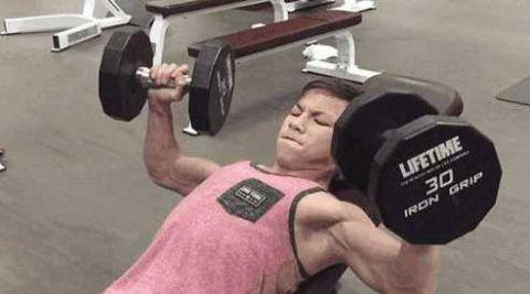 15岁男孩沉迷健身练出一身肌肉,网友看出隐忧,纷纷为他担心!