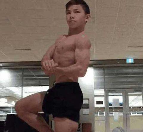 15岁男孩沉迷健身练出一身肌肉,网友看出隐忧,纷纷为他担心!